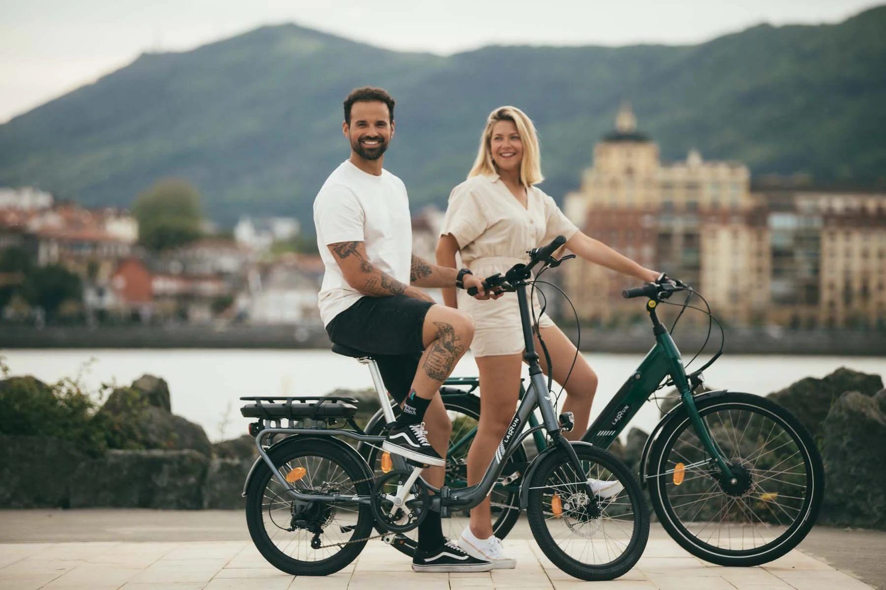 Couple jeune sur leur vélo electrique Larrun au pays basque en bord de mer